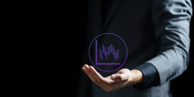 Bir iş adamının elindeki grafikler.