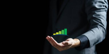 Dijital pazarlama grafiği olan iş adamı