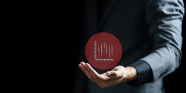 Siyah arkaplanı olan kırmızı rozetli bir iş adamı.