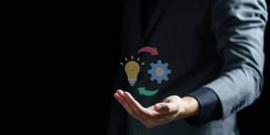 İş adamı eli vites simgesiyle