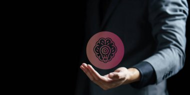 İş adamı elinde virüsün pembe bir sembolünü tutuyor.