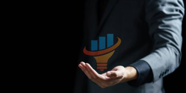 İş, yatırım, yatırım ve büyüme kavramı. Parlayan bir ampulü tutan el.