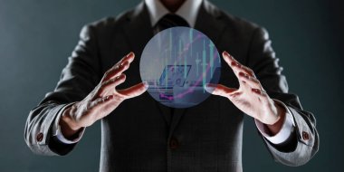 Kırmızı top tutan takım elbiseli bir işadamı.