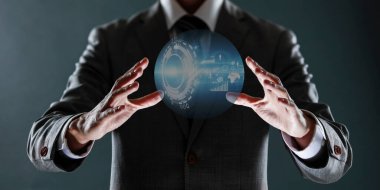 İş adamı elinde sanal bir küre tutuyor..