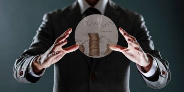 Beyaz top ve dolar işareti tutan işadamı eli