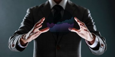 Elinde grafik tutan bir iş adamı