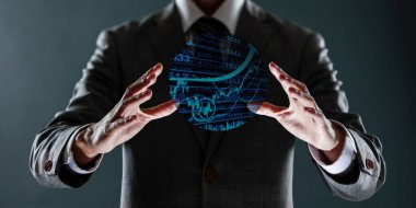 Sanal gerçeklik gözlüğü tutan iş adamının eli. karışık ortam