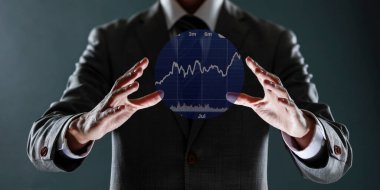 Takım elbiseli iş adamı sanal grafik tutuyor. iş kavramı.