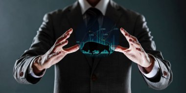 İş adamı sanal gerçeklik gösteriyor.