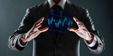 Modern iş kıyafetleri içinde dijital tabletli iş adamının eli.