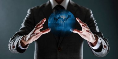 Dijital küreyi elinde tutan iş adamı