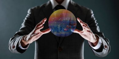 Takım elbiseli iş adamı soyut çokgen topu tutuyor. 3d oluşturma