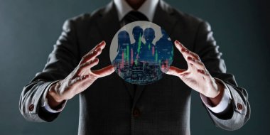 Takım elbiseli iş adamı şehir manzaralı bir dünya tutuyor. karışık ortam