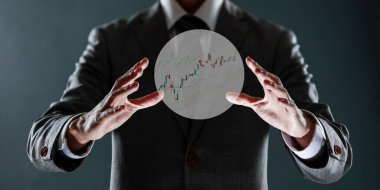 Ekranda iş dünyası grafiği olan sanal grafik tutan işadamının elini kapat.