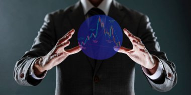 Elinde borsa çizelgesi olan sanal bir grafik tutan iş adamı. Borsa ticareti kavramı.