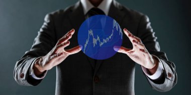 İşadamı elinde borsa grafiğinin sanal bir simgesini tutuyor