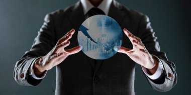 Dünya gezegenli bir küre tutan bir iş adamı.