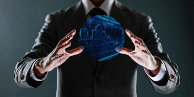 Takım elbiseli bir işadamı sanal bir grafik tutuyor. iş ve teknoloji kavramı.