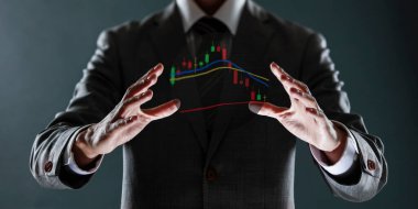 Grafik borsasında çalışan bir iş adamı.