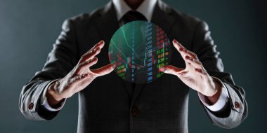 Dijital küreye sahip bir iş adamı