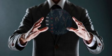 Sanal gerçeklik kaskına sahip iş adamı