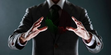 Sanal ekranlı dijital tablet tutan iş adamı