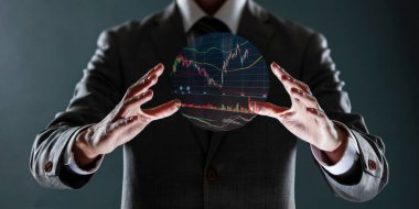 Sanal bir grafik tutan iş adamı