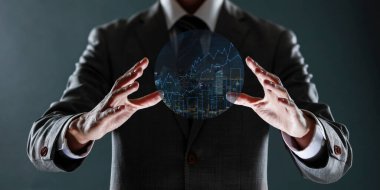 Takım elbiseli iş adamı sanal gerçekliği sunuyor. karışık ortam