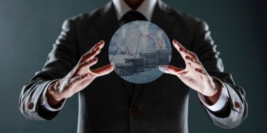 Takım elbiseli iş adamı, parlayan şehir bağlantısı kavramına sahip dünyayı tutuyor.