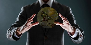 Kapat. Elinde küreyi tutan bir iş adamı.