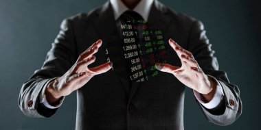 İş adamı sanal bir simgeyle ekranı gösteriyor. konsept.