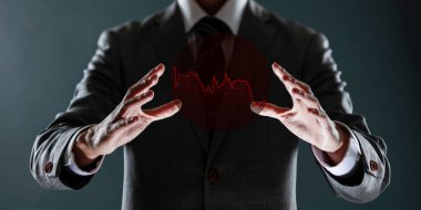 iş adamı el grafiği gösteriyor