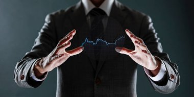 İş adamı elinde iş grafiği olan sanal bir simge tutuyor