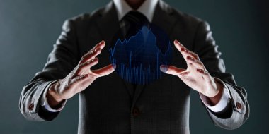 İşadamı grafiği gösteriyor. Karışık medya. karışık ortam