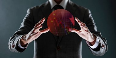 Elinde küreyi tutan bir iş adamı.