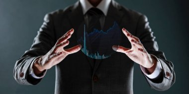 Takım elbiseli iş adamı dijital harita tutuyor. grafik hologramı ve finansal büyüme. çift pozlama