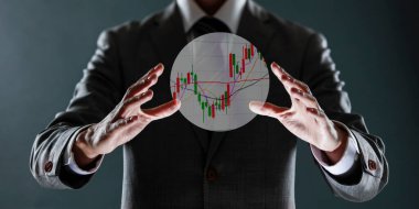 Elinde tablet bulunan işadamının yakınına.