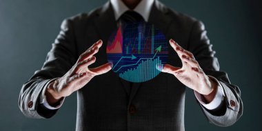 Şehrin grafik ve sanal paneline sahip iş adamının yakın görüntüsü.