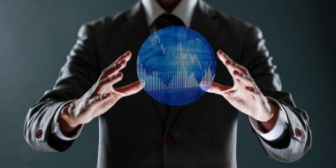 Küresel küreyi elinde tutan iş adamlarına yaklaşıyoruz..