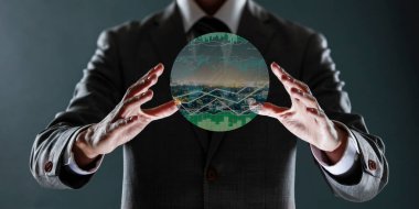 Soyut manzara arka planına sahip bir iş adamının küreyi tutmasına yakın çekim. karışık ortam