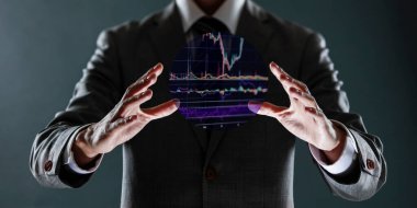 Sanal bir grafiği olan bir tablet tutan iş adamı. Hisse senedi ve hisse senedi yatırımı. iş konsepti ve sanal pazar.