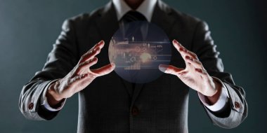 Takım elbiseli işadamı elinde sanal simgelerle tablet tutuyor