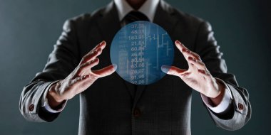 İş adamı hologram arayüzü tutuyor gelecekteki teknoloji konsepti ve dijital iş dünyası ile..