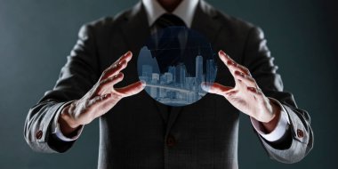 Elinde dijital tablet tutan bir iş adamı.