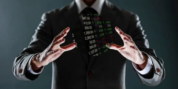 İş adamı sanal bir simgeyle ekranı gösteriyor. konsept.