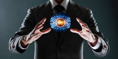 Küresel bağlantı ve ağ kurma kavramı. Koyu takım elbiseli ve kravatlı bir iş adamı. iş, teknoloji ve sosyal ağ.