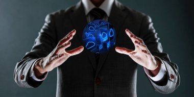 3 boyutlu beyni elinde tutan bir iş adamı.