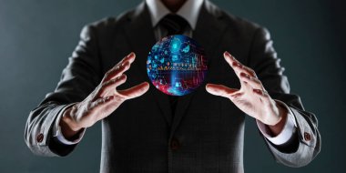 Işıldayan bir küre tutan iş adamı