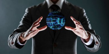 Dijital veri teknolojisi arayüzü kullanan iş adamı