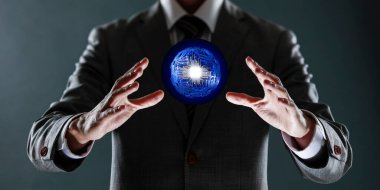 Takım elbiseli ve kravatlı iş adamı elinde parlak bir bağlantı sembolüyle dünyayı tutuyor.